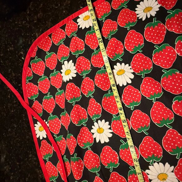 Vintage Strawberry and Daisy Reversable / Double Sided Apron.  Larger Size - Picture 6 of 6